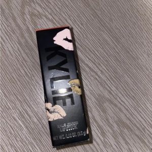 Kylie Jenner lipstick Flirtini pink color